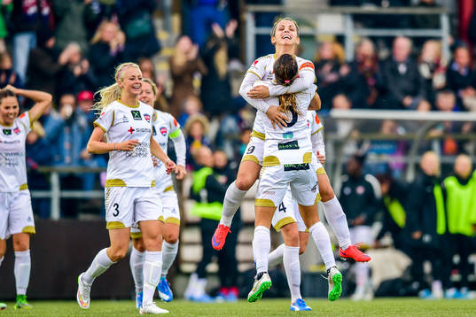 Rosengårds Natasa Andonova jublar med Alexandra Riley