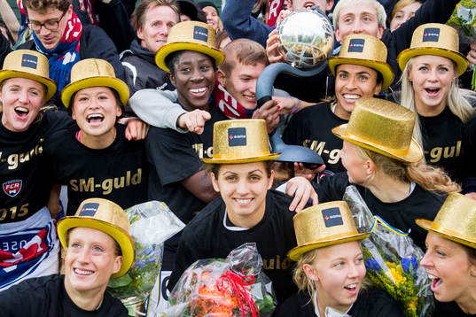 Rosengårds spelare firar segern med Anita Asante och Marta