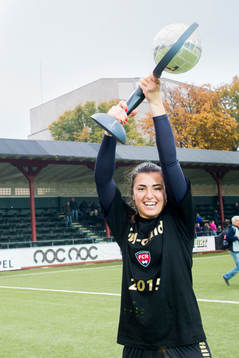 Rosengråd målvakt Zecira Musovic lyfter pokalen