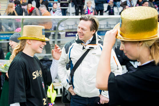Rosengårds tidigare tränare Marcus Tilly gratulerar till