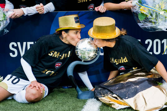 Rosengårds Marta Viera Da Silva och Alexandra Riley kysser