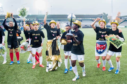 Rosengårds Anita Asante med pokalen