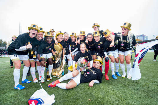 Rosengårds spelare firar segern