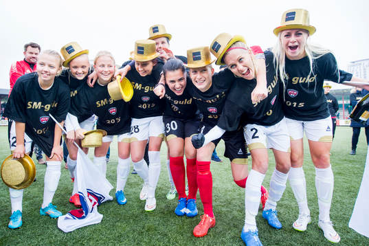 Rosengårds spelare firar segern