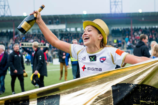 Rosengårds Alexandra Riley firar SM-guldet