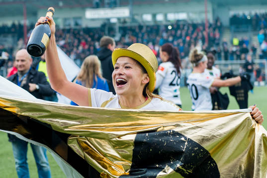 Rosengårds Alexandra Riley firar SM-guldet