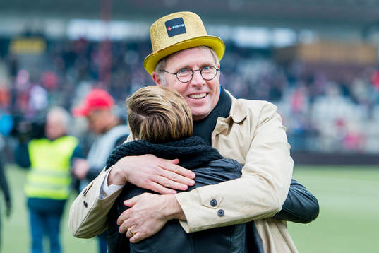 Rosengårds vd Klas Tjebbes kramar om sportchef Therese