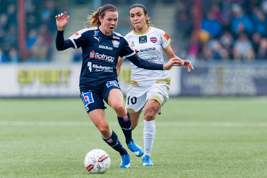 Linköpings Jessica Samuelsson jagas av Rosengårds Marta