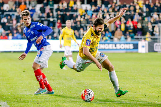 Duell mellan Åtvidabergs Simon Skrabb och Falkenbergs