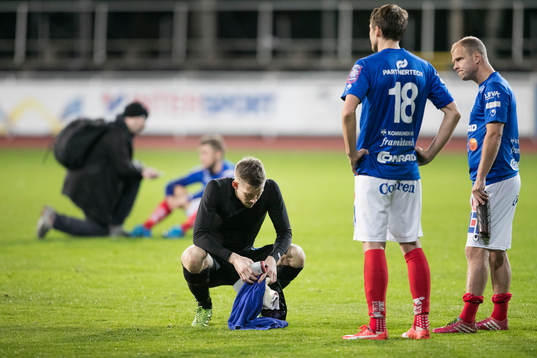 Åtvidabergs målvakt Gustav Jansson (sitter på huk) deppar