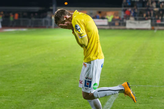 Falkenbergs Gustaf Nilsson gömmer sitt ansikte i händerna
