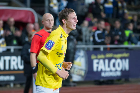 Falkenbergs Gustaf Nilsson jublar