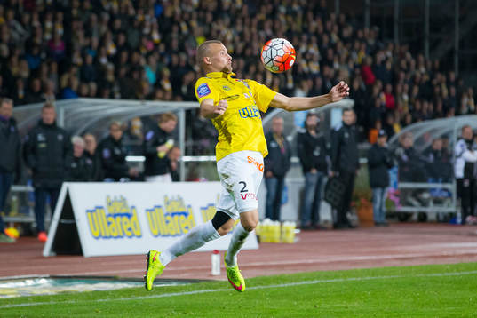 Falkenbergs Rasmus Sjöstedt tar ned bollen på bröstet