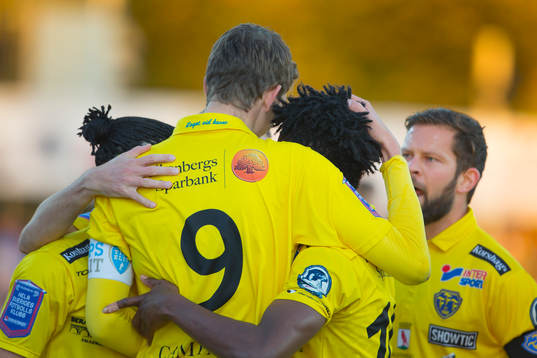 Falkenbergs Gustaf Nilsson blir omfamnad av sina lagkamrater