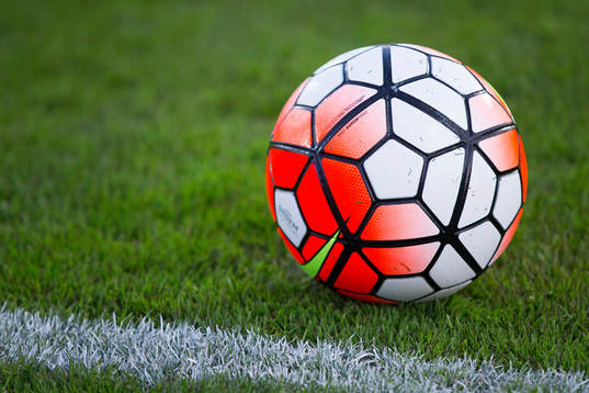 En fotboll ligger i gräset