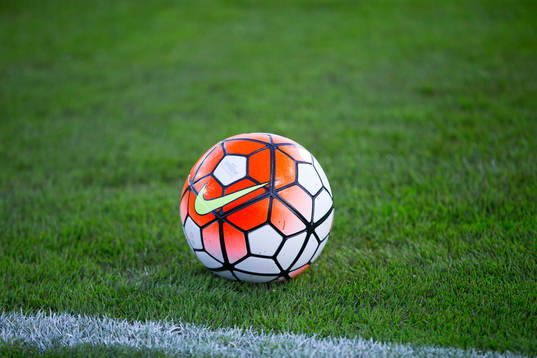 En fotboll ligger i gräset