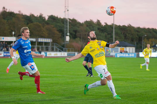 Falkenbergs David Svensson (vid bollen) och Åtvidabergs