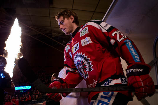 Frölundas Johan Sundström på väg in till isen