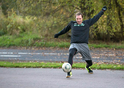 Färjestads målvakt Justin Pogge värmer upp med fotboll