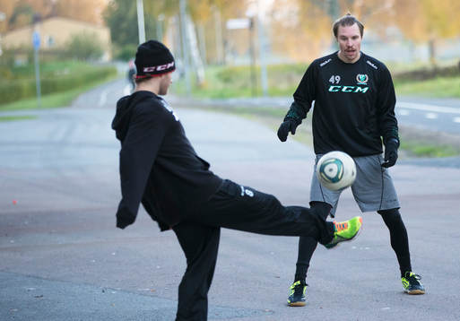 Färjestads målvakt Justin Pogge värmer upp med fotboll