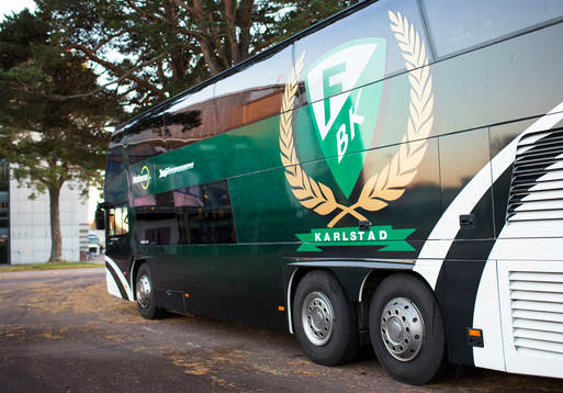 Färjestads buss står parkerad parkeringsplatsen