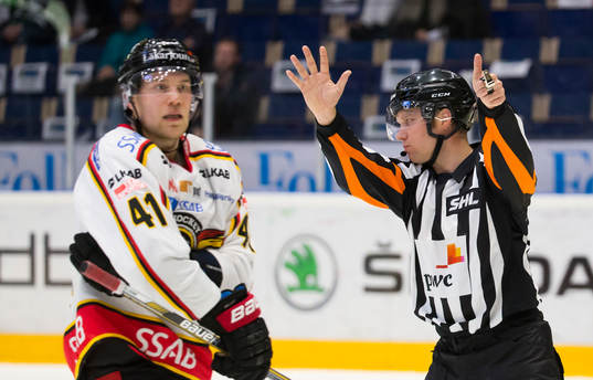 Domare Aleksi Rantala visar tecken för 6 spelare på isen