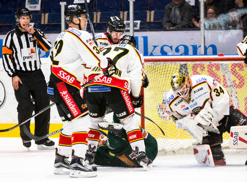 Färjestads Milan Gulas ligger på isen