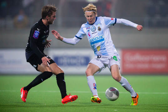 Örebros Martin Broberg i kamp om bollen med Gefles Jacob