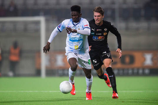 Gefles Kwame Bonsu jagas av Örebros Martin Broberg