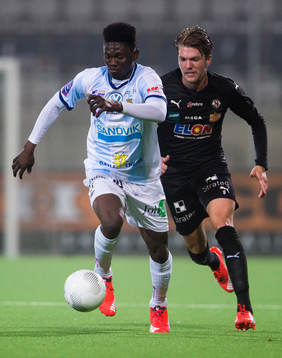 Gefles Kwame Bonsu jagas av Örebros Martin Broberg