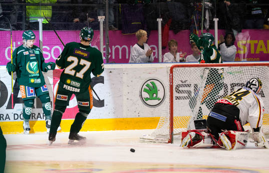 Färjestads Rasmus Asplund firar mål 1-0