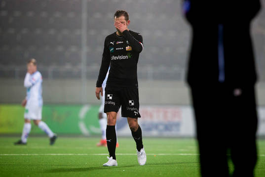 Örebros Robert Åhman Persson tar sig för ansiktet
