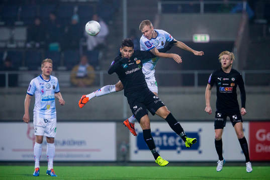 Örebros Astrit Ajdarevic i en nickduell med Gefles Robin