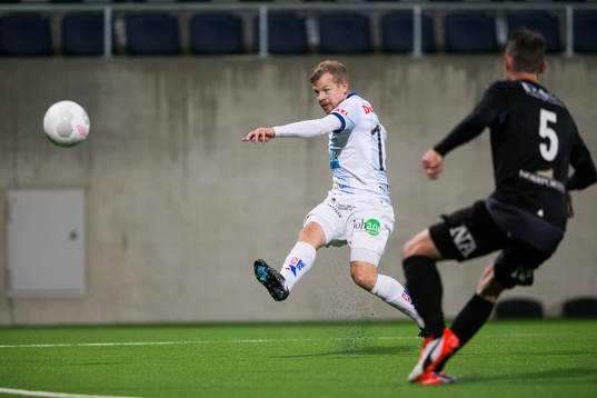 Gefles Jonas Lantto med ett skott