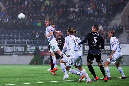 Gefles Robin Nilsson rensar undan en hörna