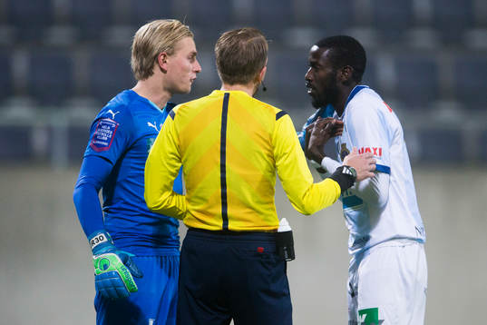 Örebros målvakt Jacob Rinne, domare Johan Hamlin och