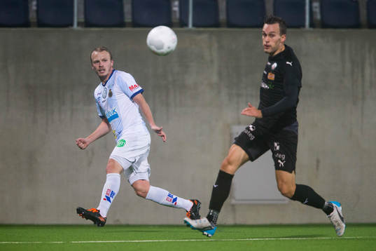Gefles Jesper Florén med ett inlägg förbi Örebros