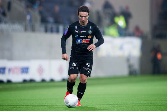 Örebros Nordin Gerzic med bollen