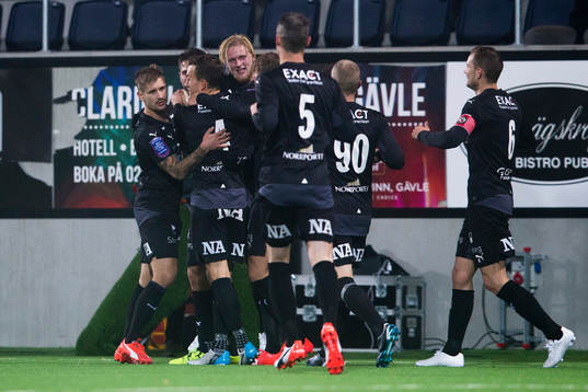 Örebros Karl Holmberg (m) gör 2-1 och jublar