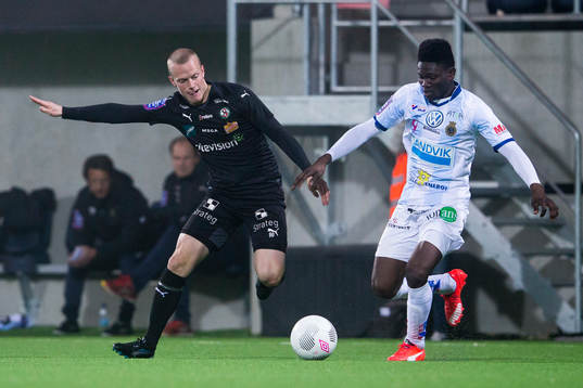 Örebros Daniel Gustavsson i kamp om bollen med Gefles