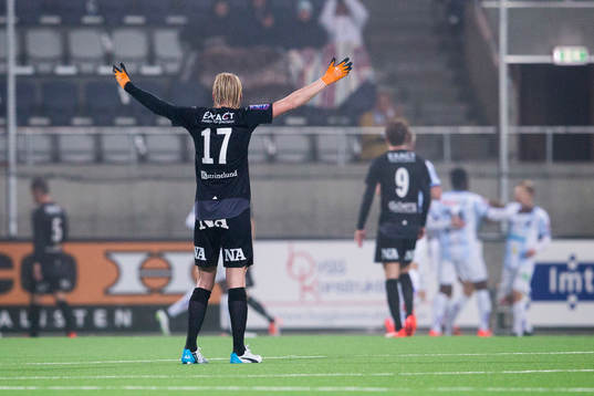 Örebros Karl Holmberg reagerar när Gefle gör mål