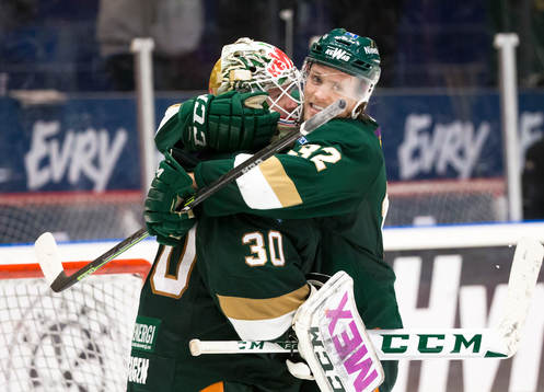 Färjestads Magnus Nygren kramar om målvakt Lars Haugen