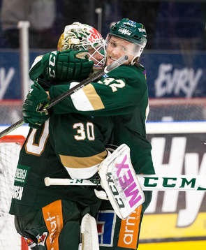 Färjestads Magnus Nygren kramar om målvakt Lars Haugen