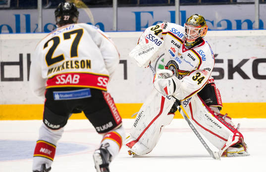 Luleås målvakt Joel Lassinantti skjuter iväg pucken i