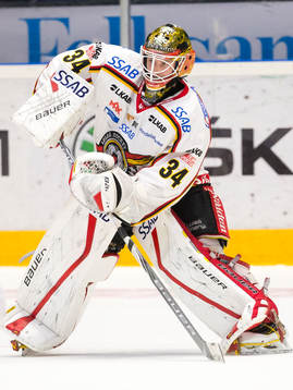 Luleås målvakt Joel Lassinantti skjuter iväg pucken i