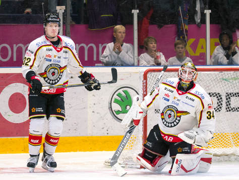 Luleås Lennart Petrell och målvakt Joel Lassinantti deppar