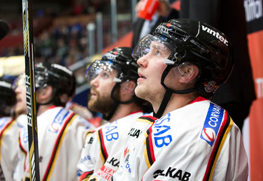 Luleås Ilari Melart blickar upp mot mediakuben
