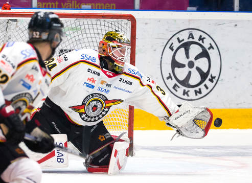 Luleås målvakt Joel Lassinantti sträcker sig fter pucken