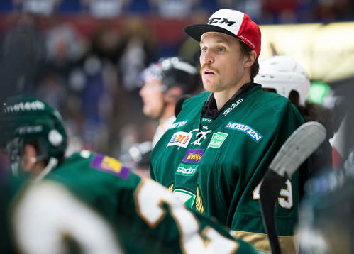 Färjestads målvakt Justin Pogge sitter båsvakt