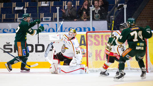 Färjestads John Persson firar mål 4-0 medan Luleås